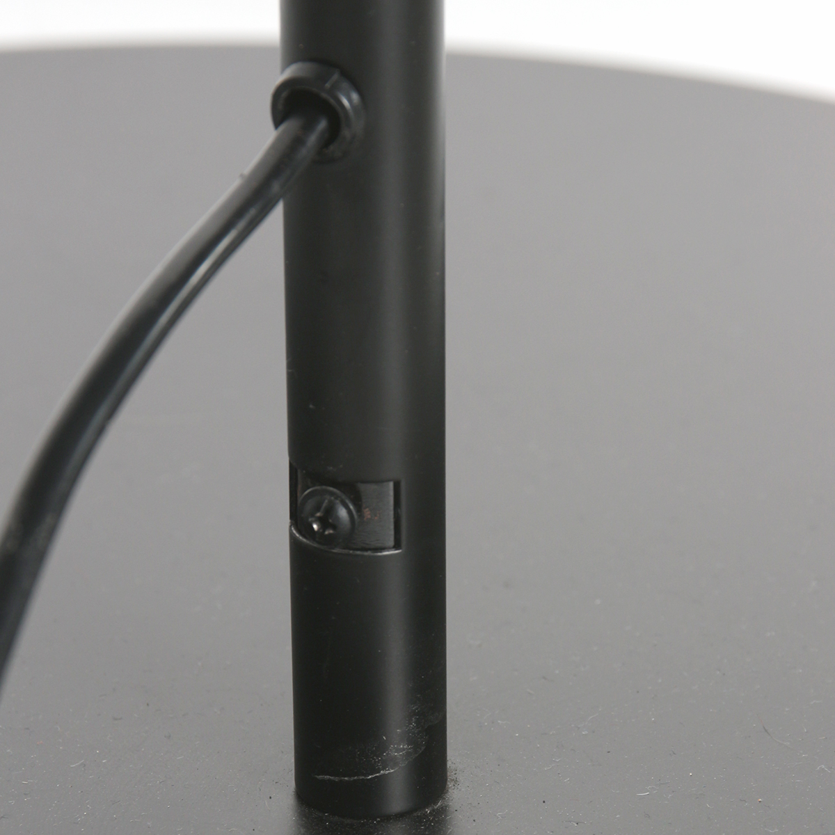 Zwarte vloerlamp Curve 4272ZW met een witte kap - Afbeelding 7